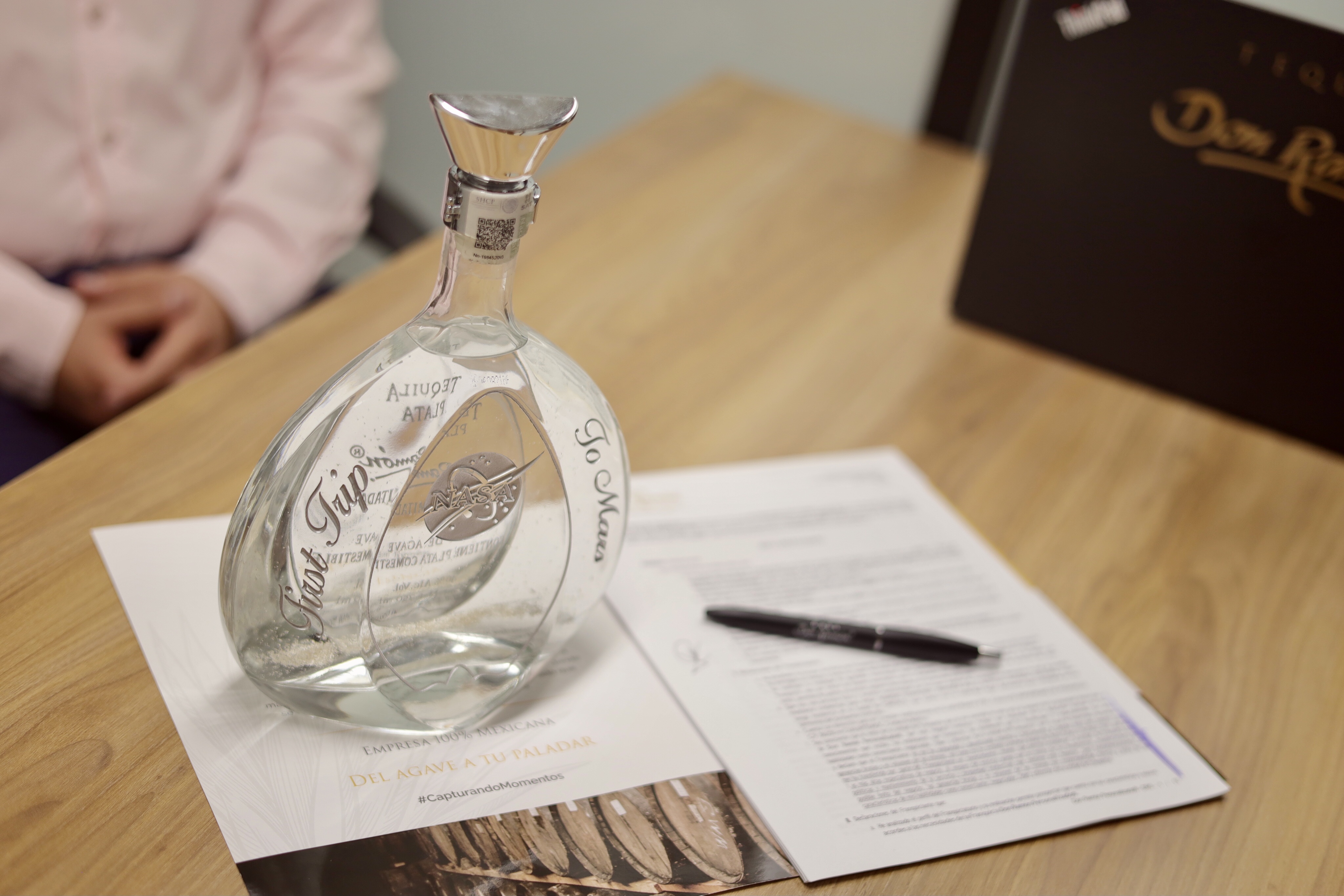 Imagen de fondo de casa Metl sobre un joven sonriendo en una fábrica de tequila.