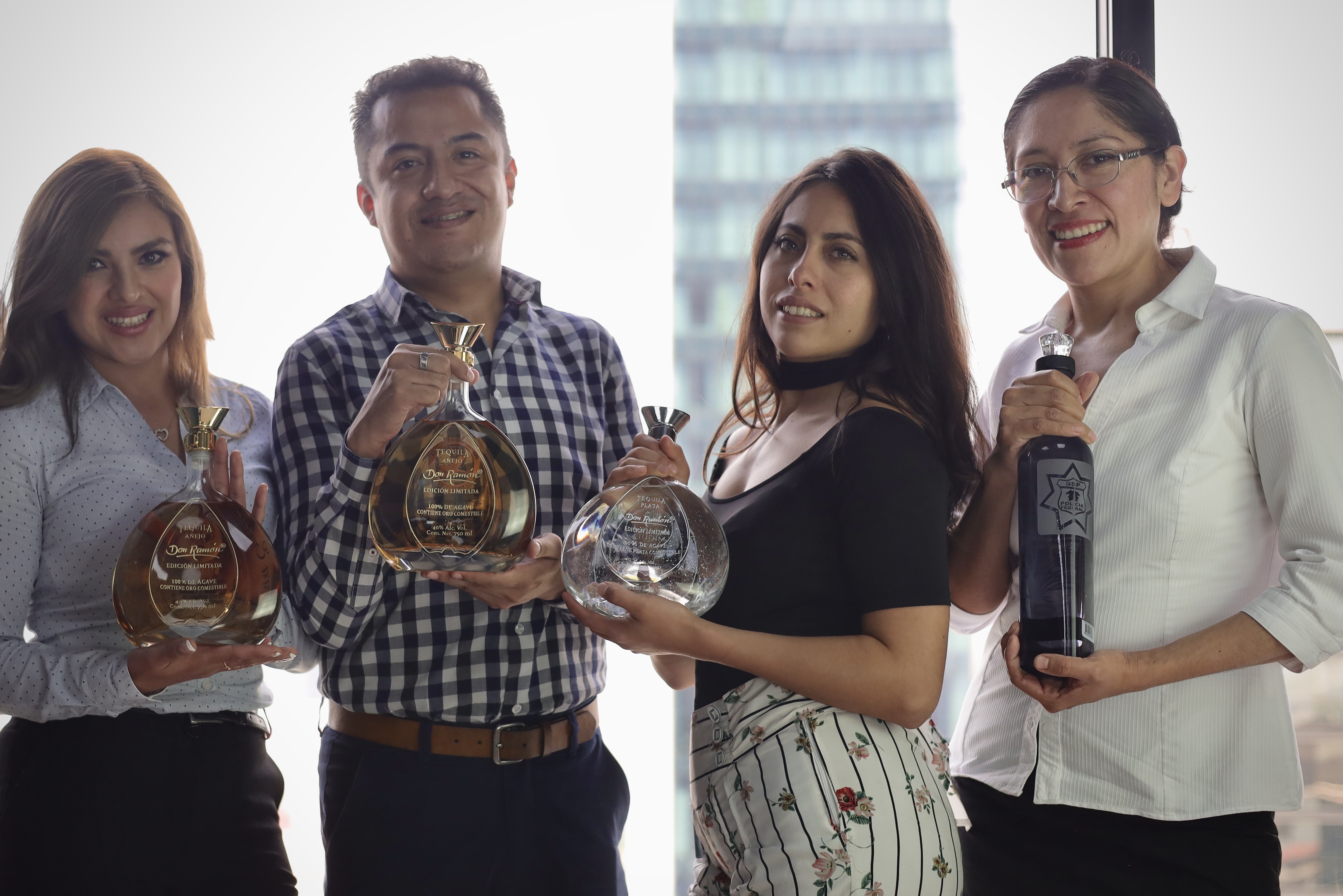 Imagen de fondo de casa Metl sobre un paisaje lleno de agaves.