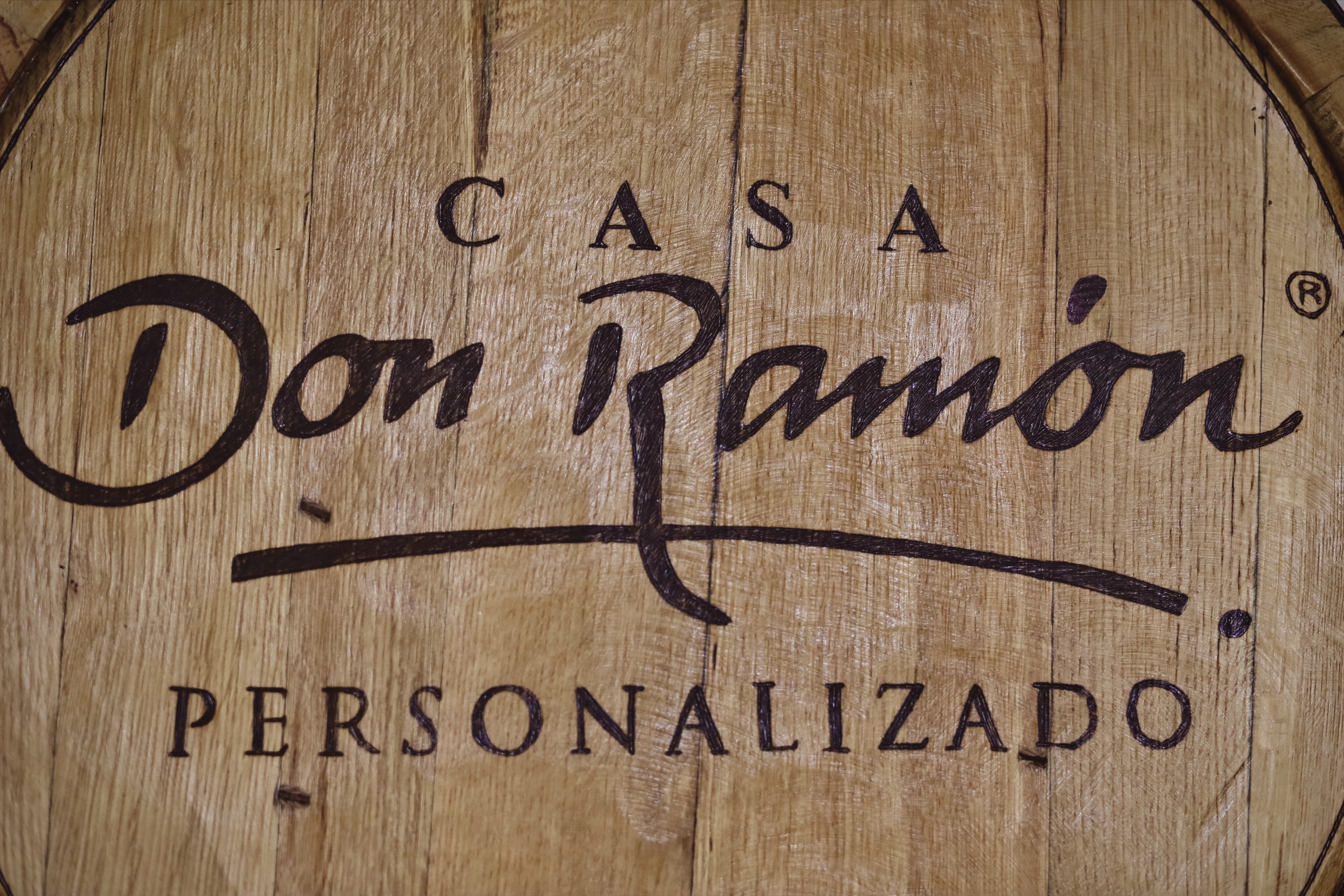 Imagen de fondo de casa Metl sobre barricas de tequila apiladas en varios montones.