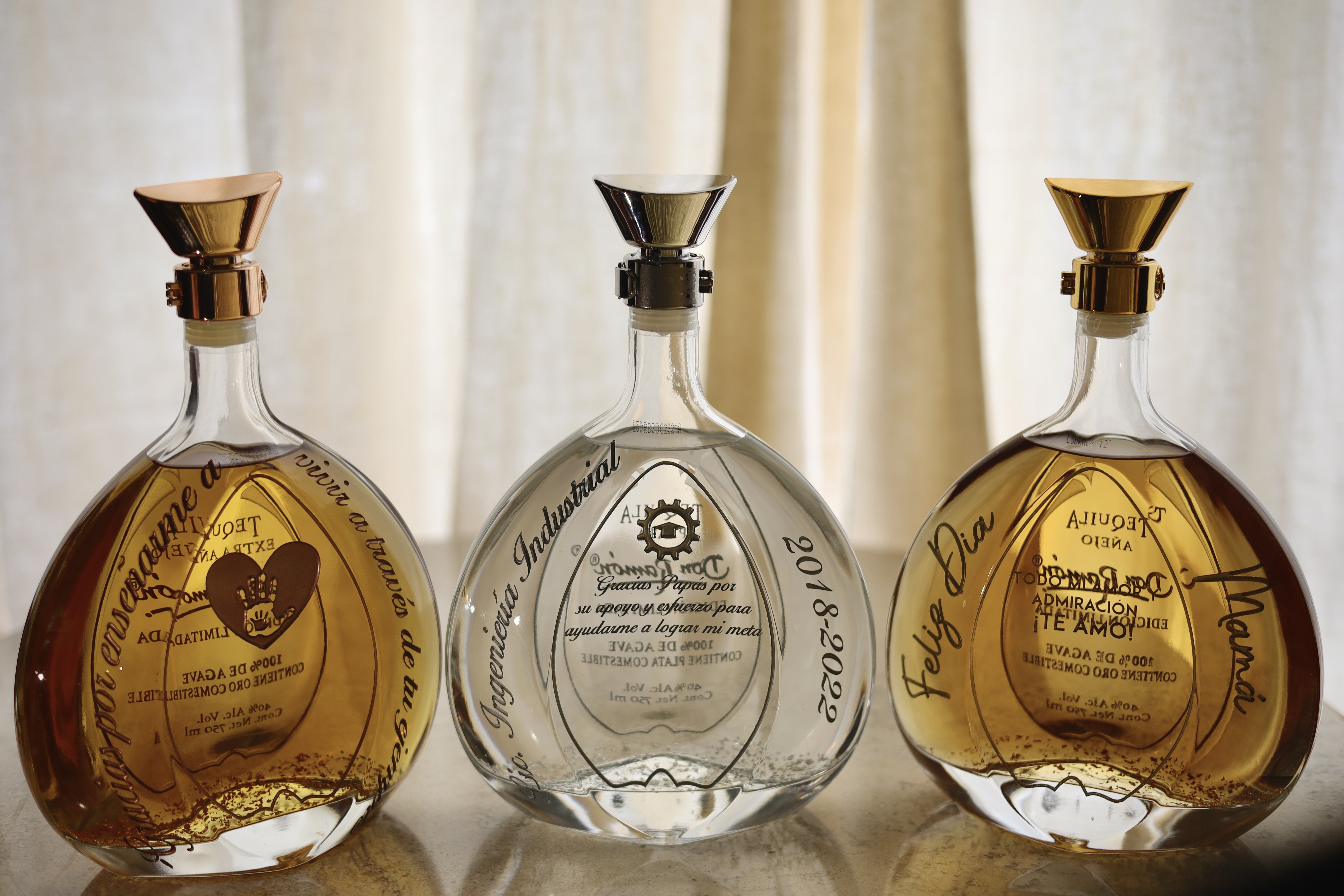 Imagen de fondo de casa Metl sobre una mesa de madera con muchas botellas de tequila de fondo.