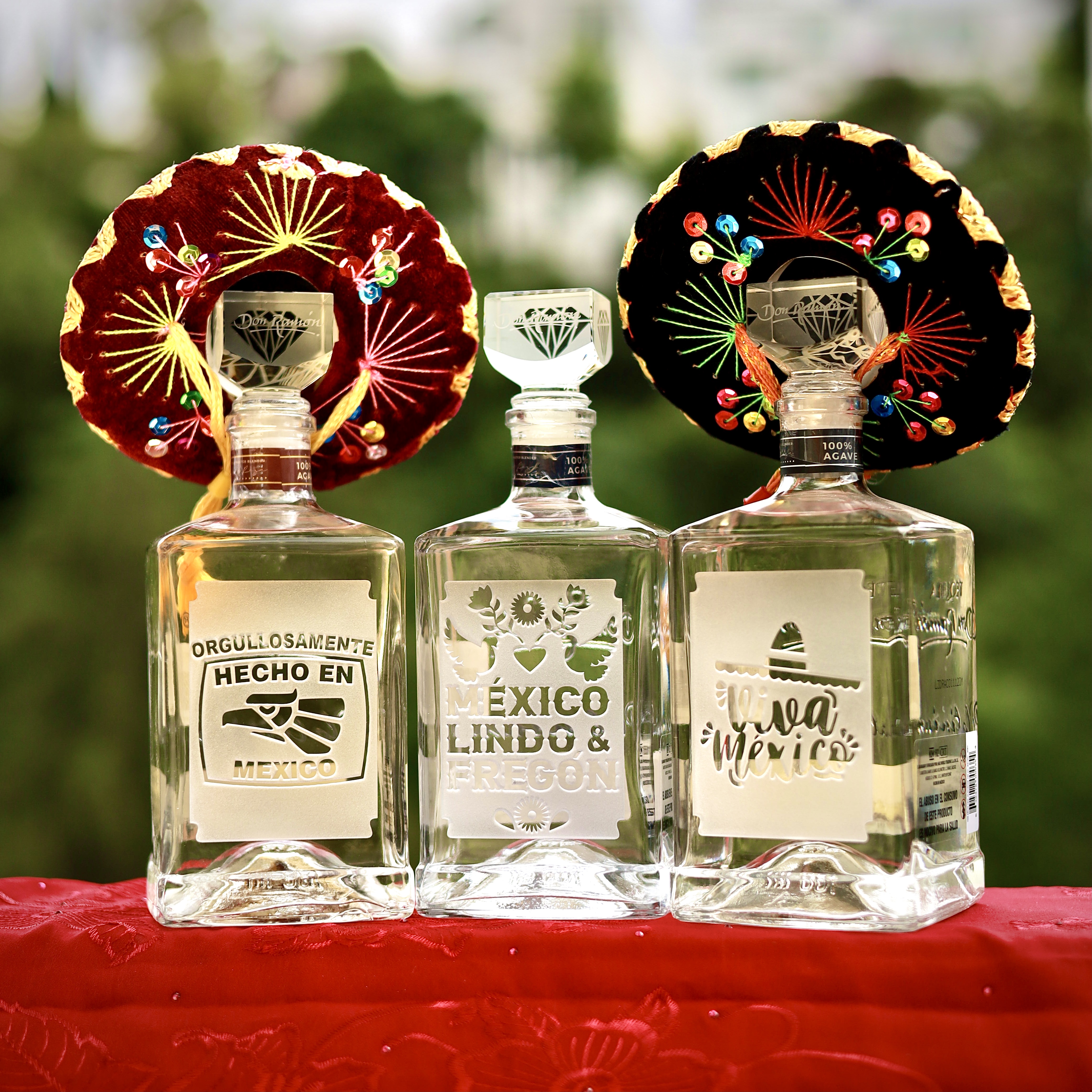 Imagen de fondo de casa Metl sobre una barra con muchas botellas de tequila de fondo.