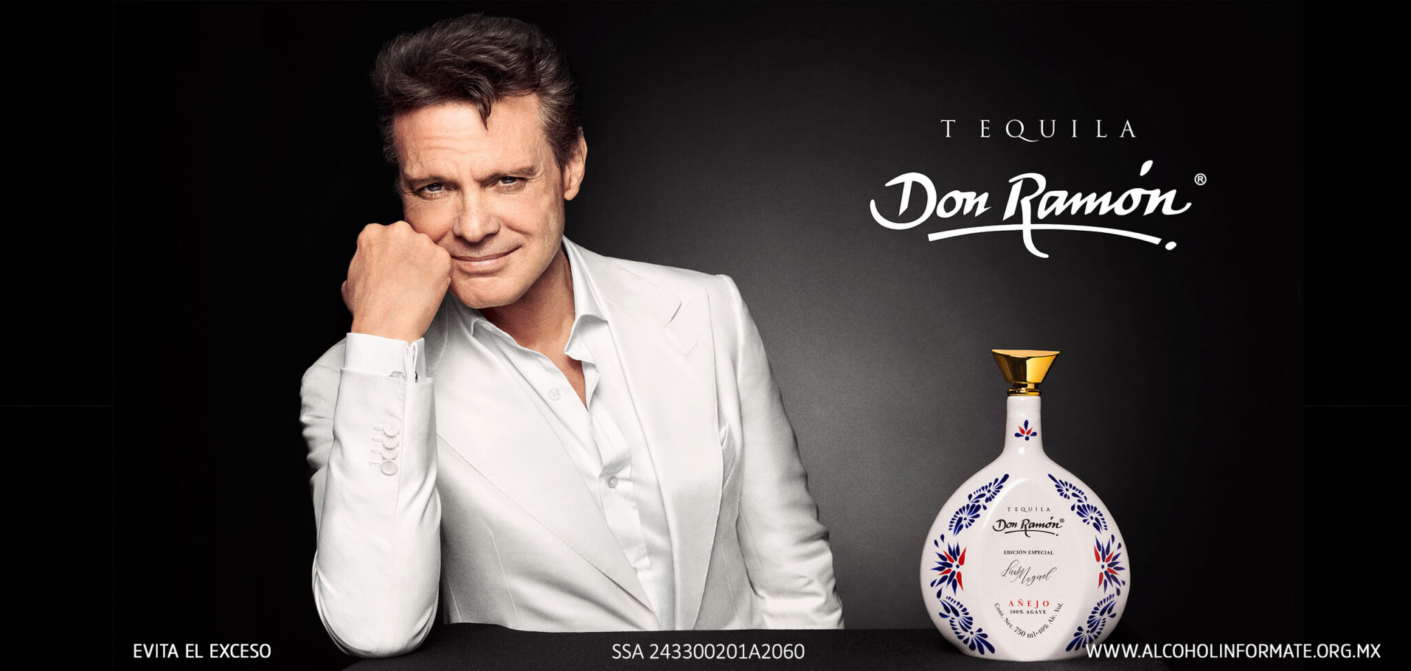 Imagen de fondo de casa Metl sobre un paisaje lleno de agaves y una mesa de madera en primer plano.