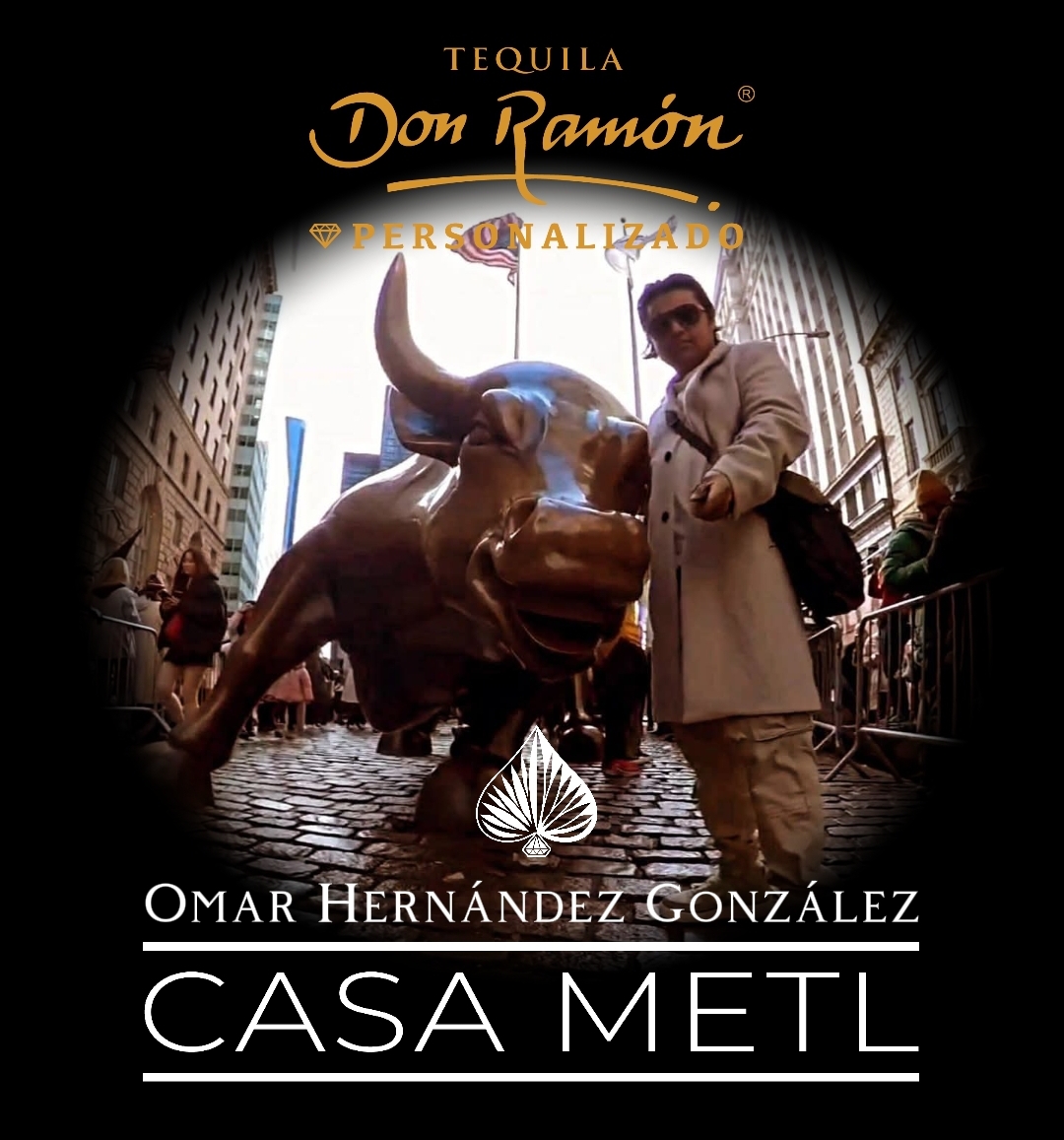 Imagen de fondo de casa Metl sobre un joven sonriendo en una fábrica de tequila.