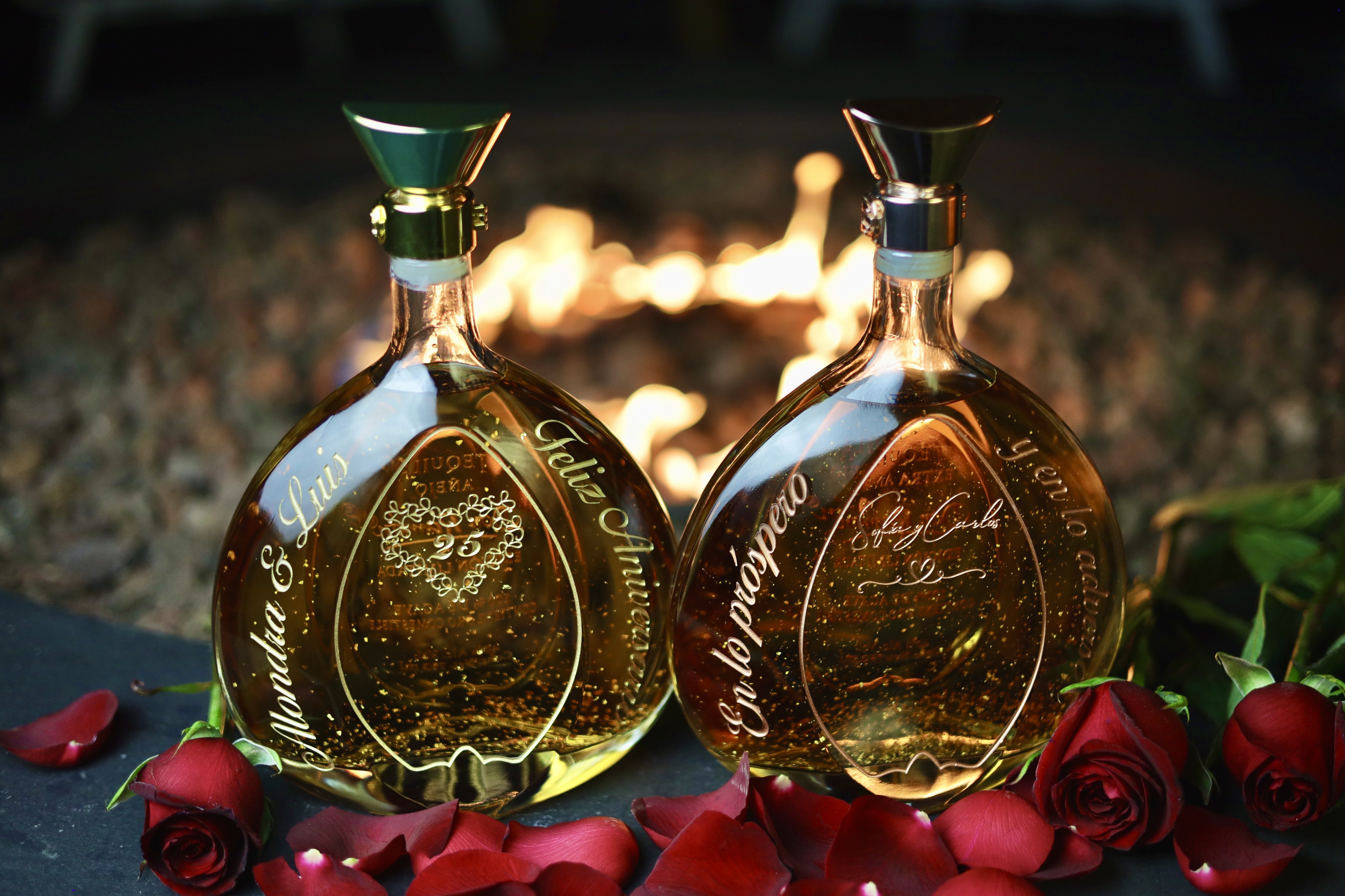 Imagen de fondo de casa Metl sobre un trabajador sonriendo en un campo de agave,