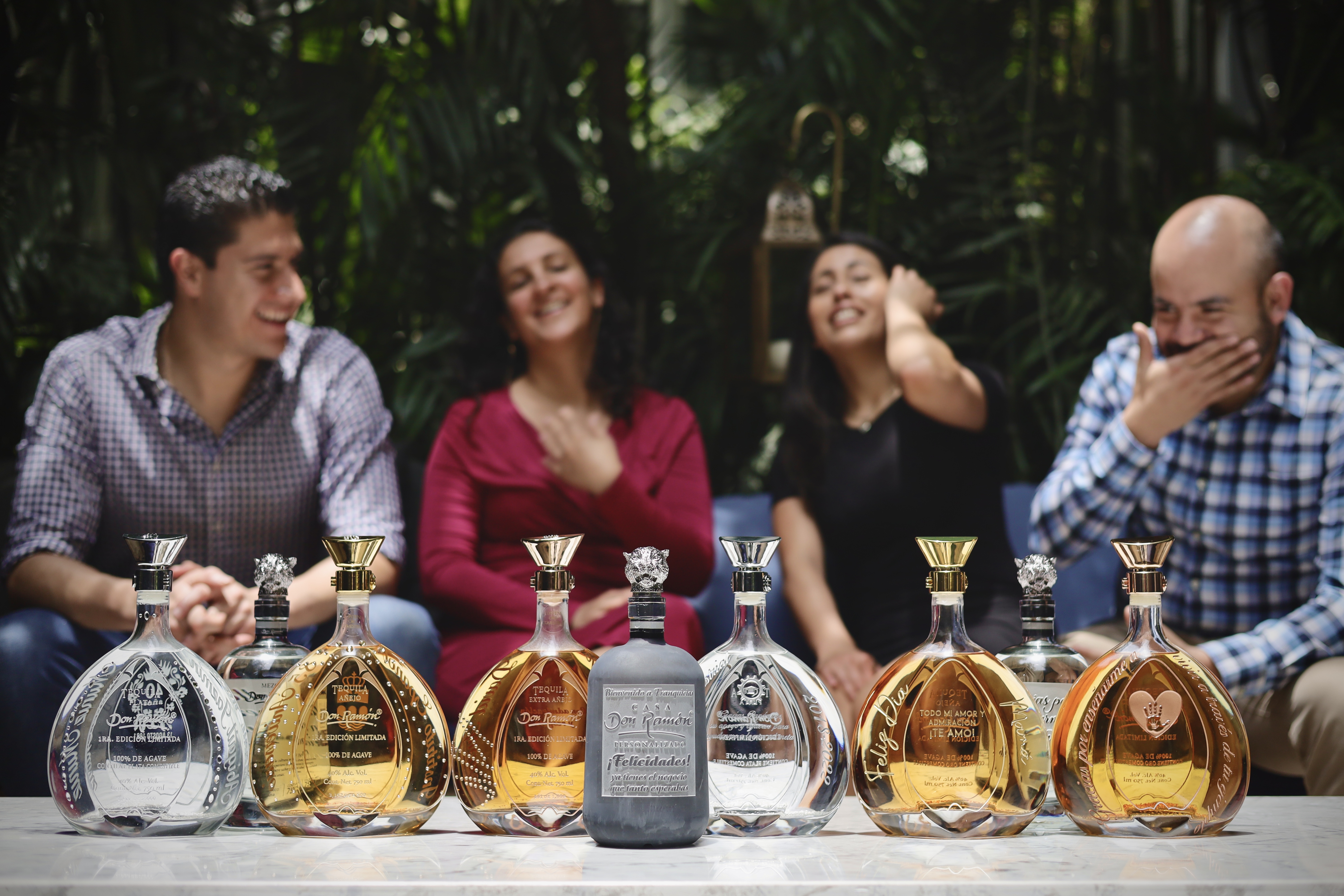 Imagen de fondo de casa Metl sobre un campo lleno de agaves y un arbol en el centro.